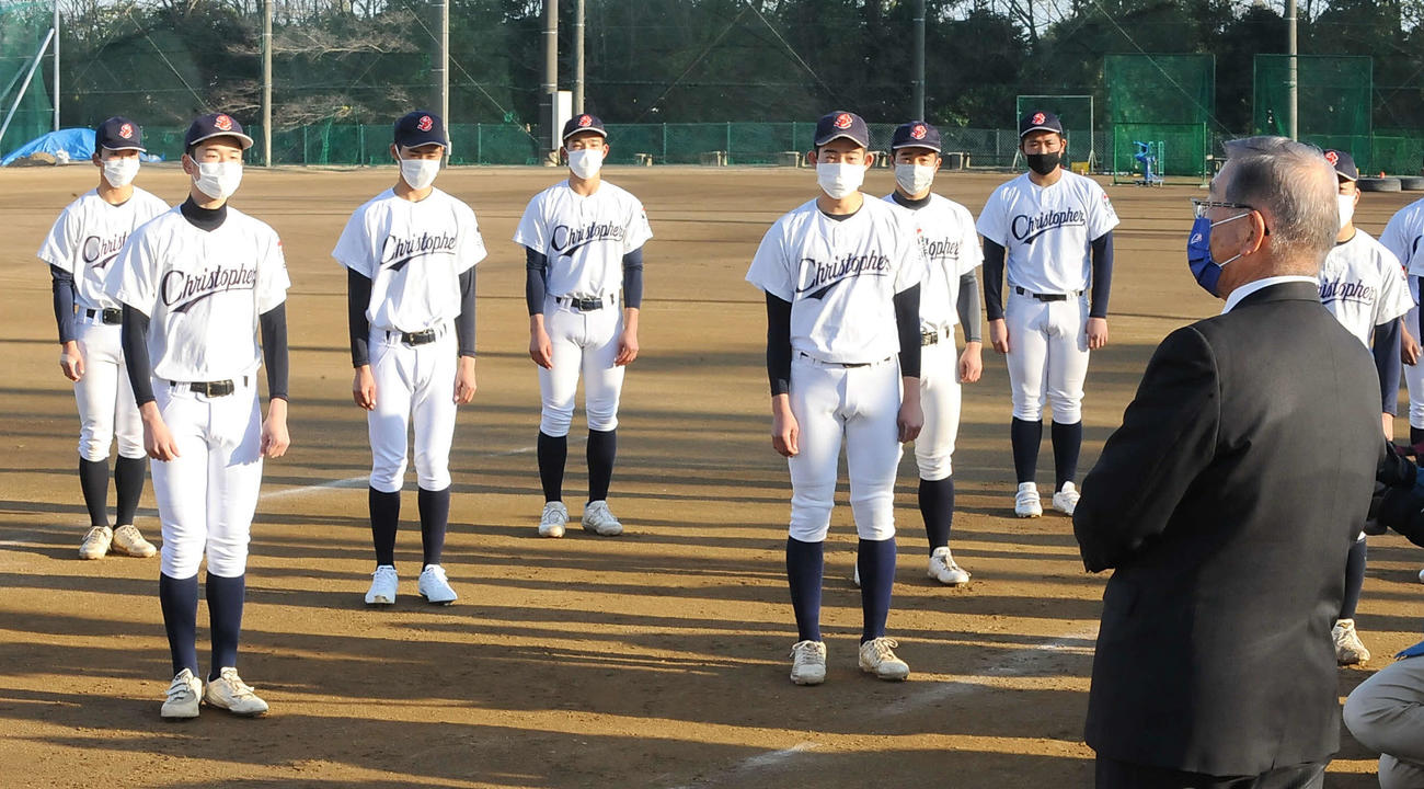 2022年1月、上村校長兼監督（右端手前）から落選を伝えられる聖隷クリストファーの選手ら