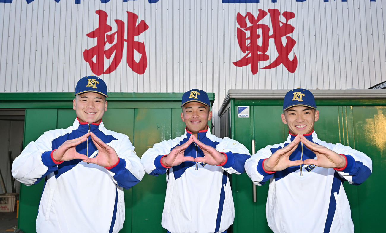 センバツ出場が決まり「山」のポーズを決める高崎健康福祉大高崎の“上毛三山”クリーンアップ。左から森山、箱山主将、高山（撮影・滝沢徹郎）
