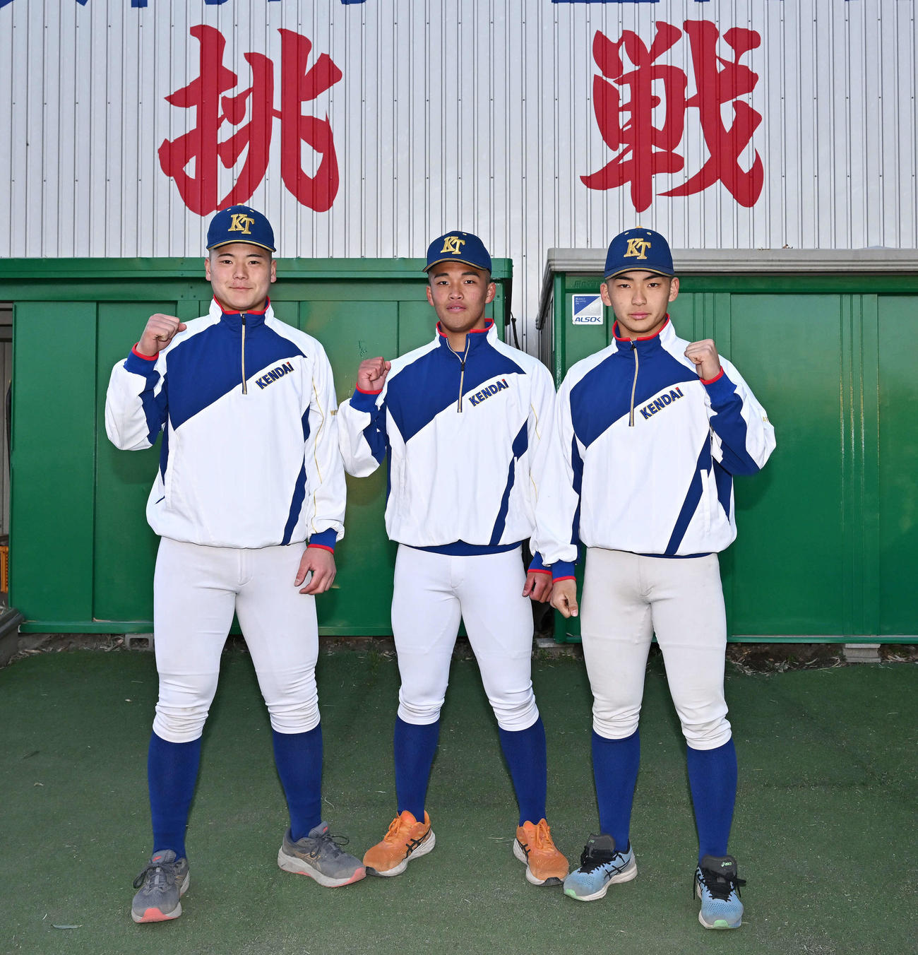 センバツ出場が決まりポーズを決める高崎健康福祉大高崎の“上毛三山”クリーンアップ。左から森山、箱山主将、高山（撮影・滝沢徹郎）