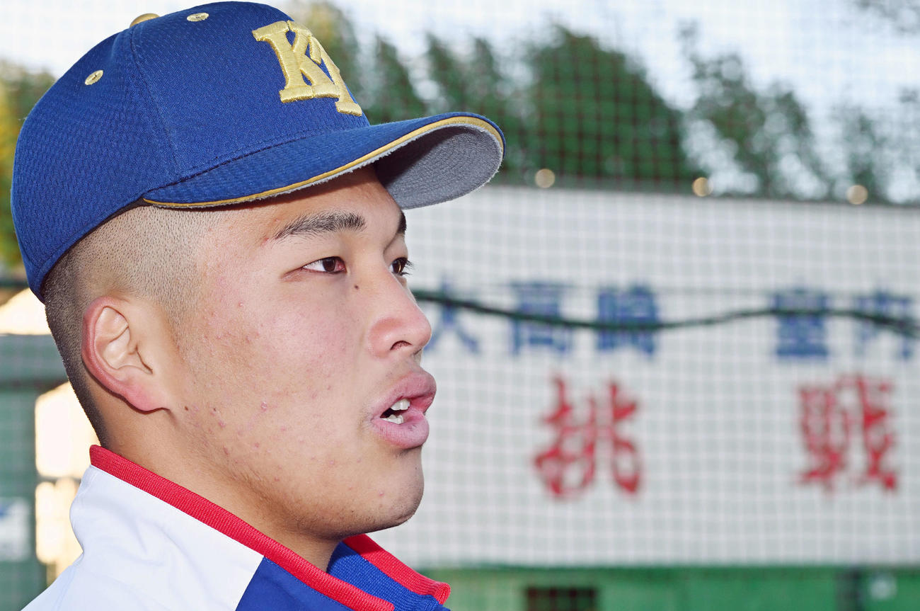 センバツ出場が決まり取材に応じる高崎健康福祉大高崎・箱山主将（撮影・滝沢徹郎）