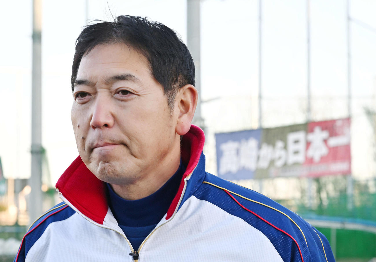 センバツ出場が決まり取材に応じる高崎健康福祉大高崎・青柳監督（撮影・滝沢徹郎）