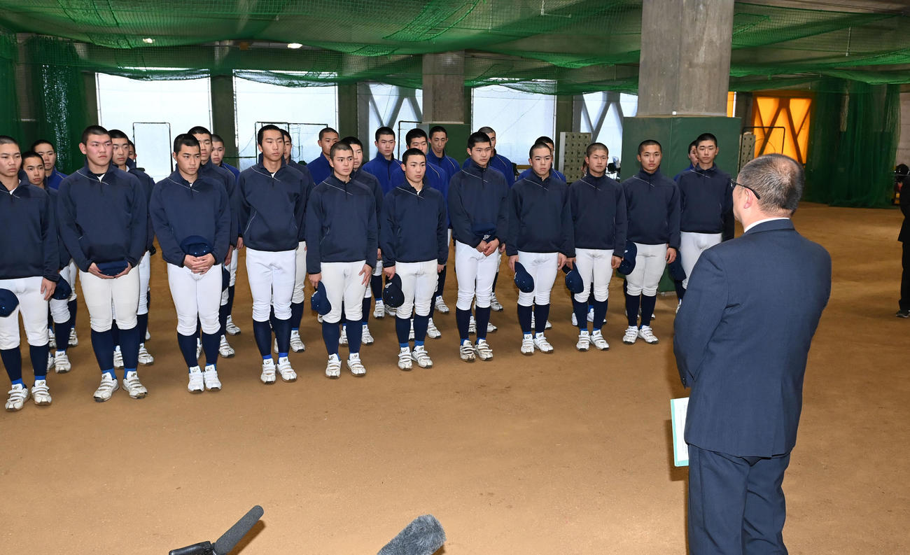 21世紀枠で選出されなかった富山北部は宮池校長の話を静かに聞く（撮影・和賀正仁）