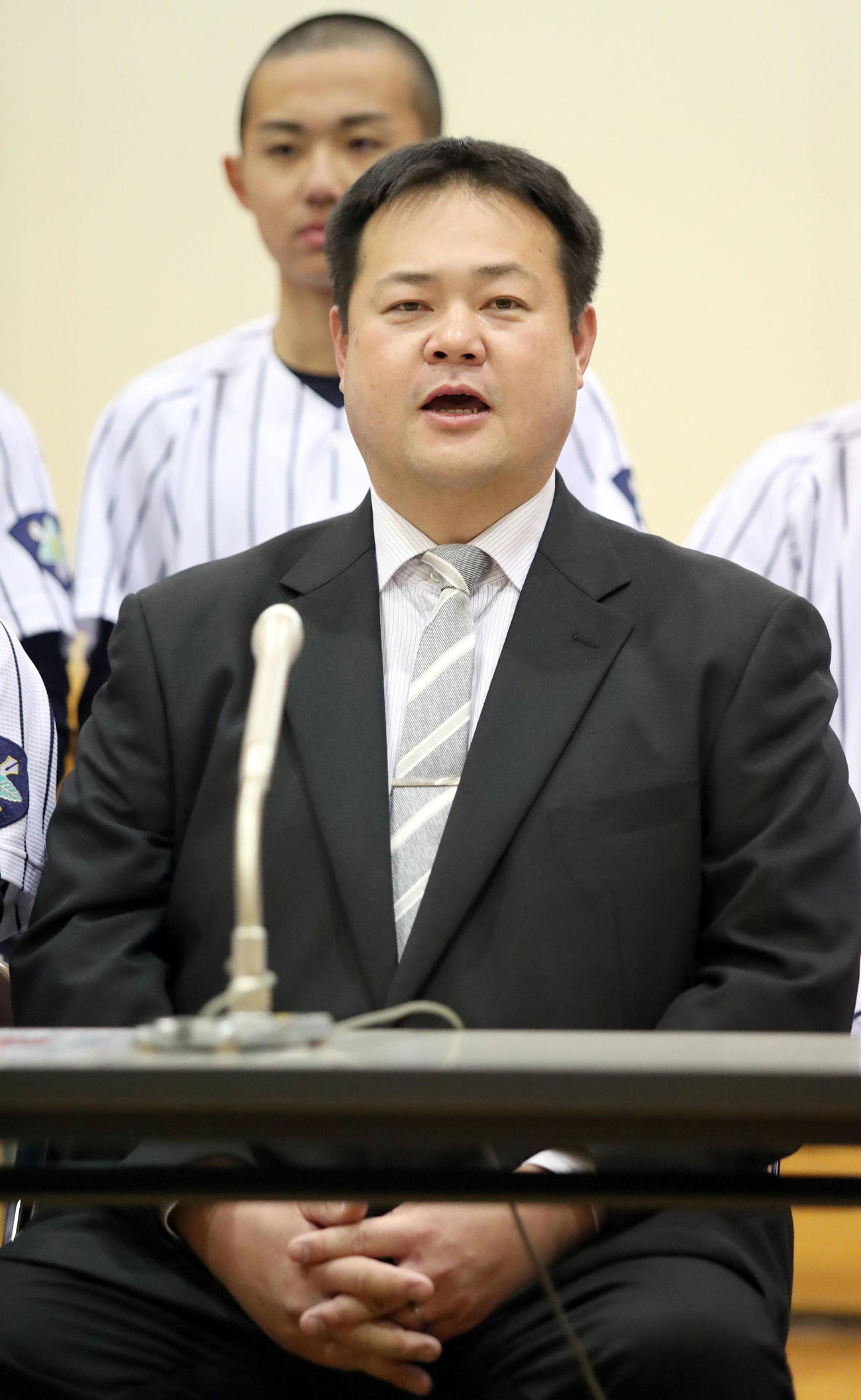センバツ出場を決め会見であいさつをする別海・島影監督（撮影・佐藤翔太）