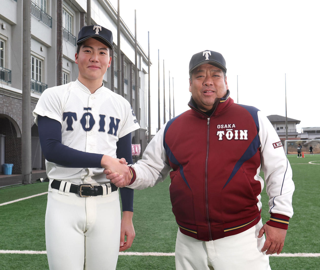 センバツ出場が決まり握手をする大阪桐蔭平嶋（左）と西谷監督（撮影・白石智彦）