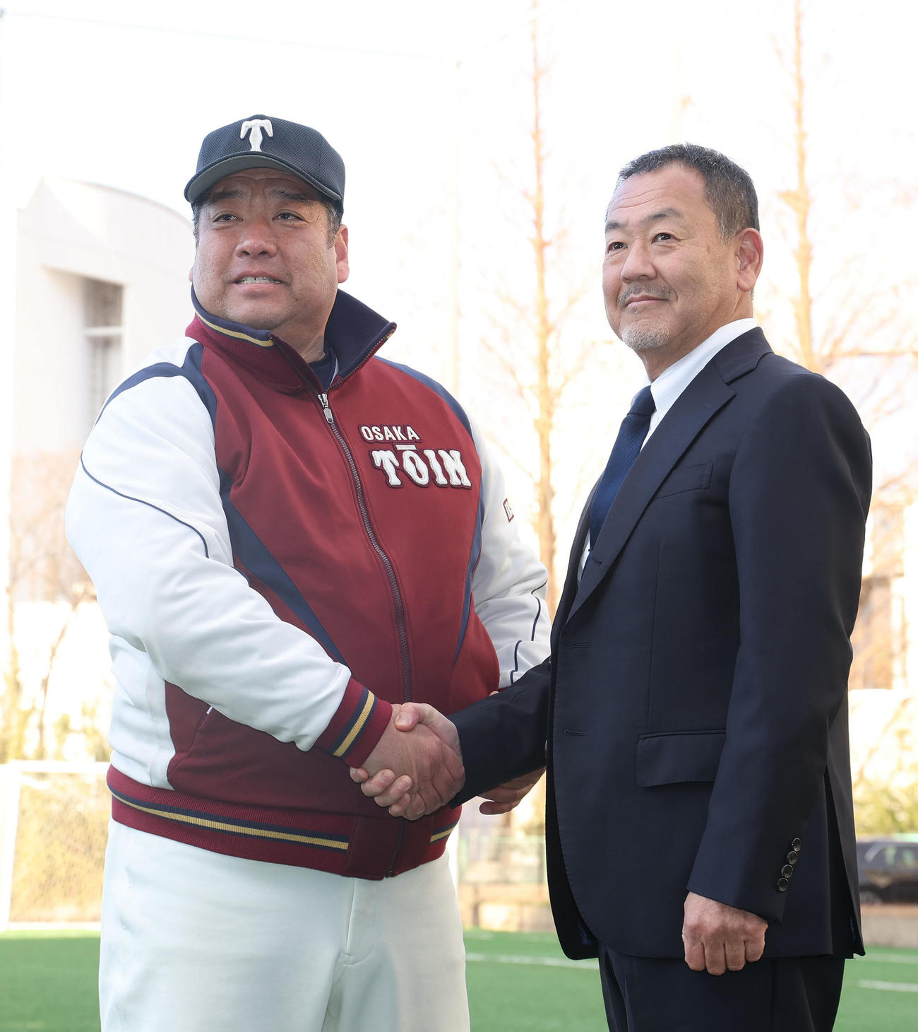 センバツ出場が決まり握手をする大阪桐蔭西谷監督（左）と今田校長（撮影・白石智彦）