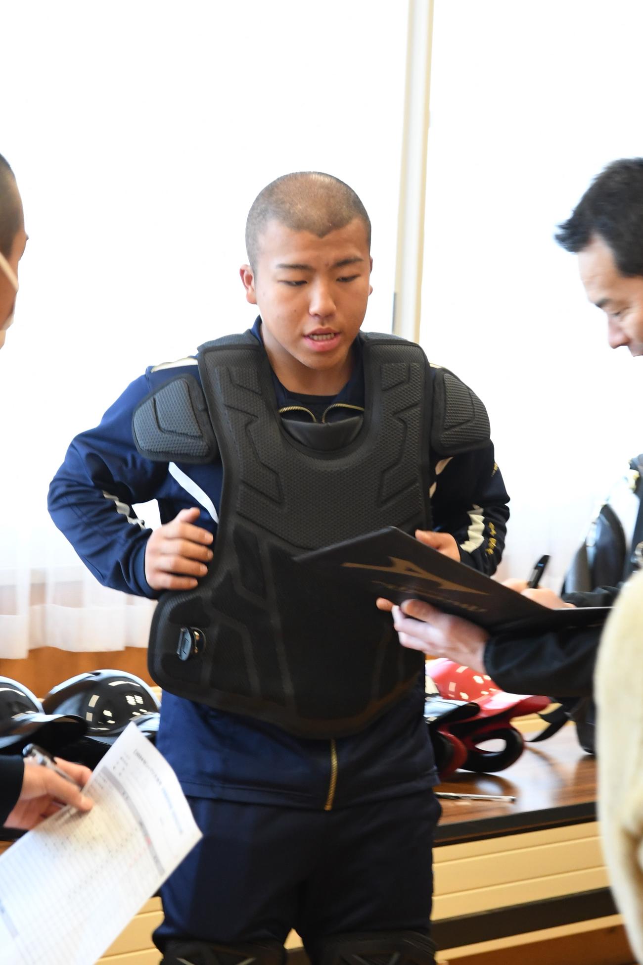 防具を試着する別海の中道主将（撮影・石井翔太）