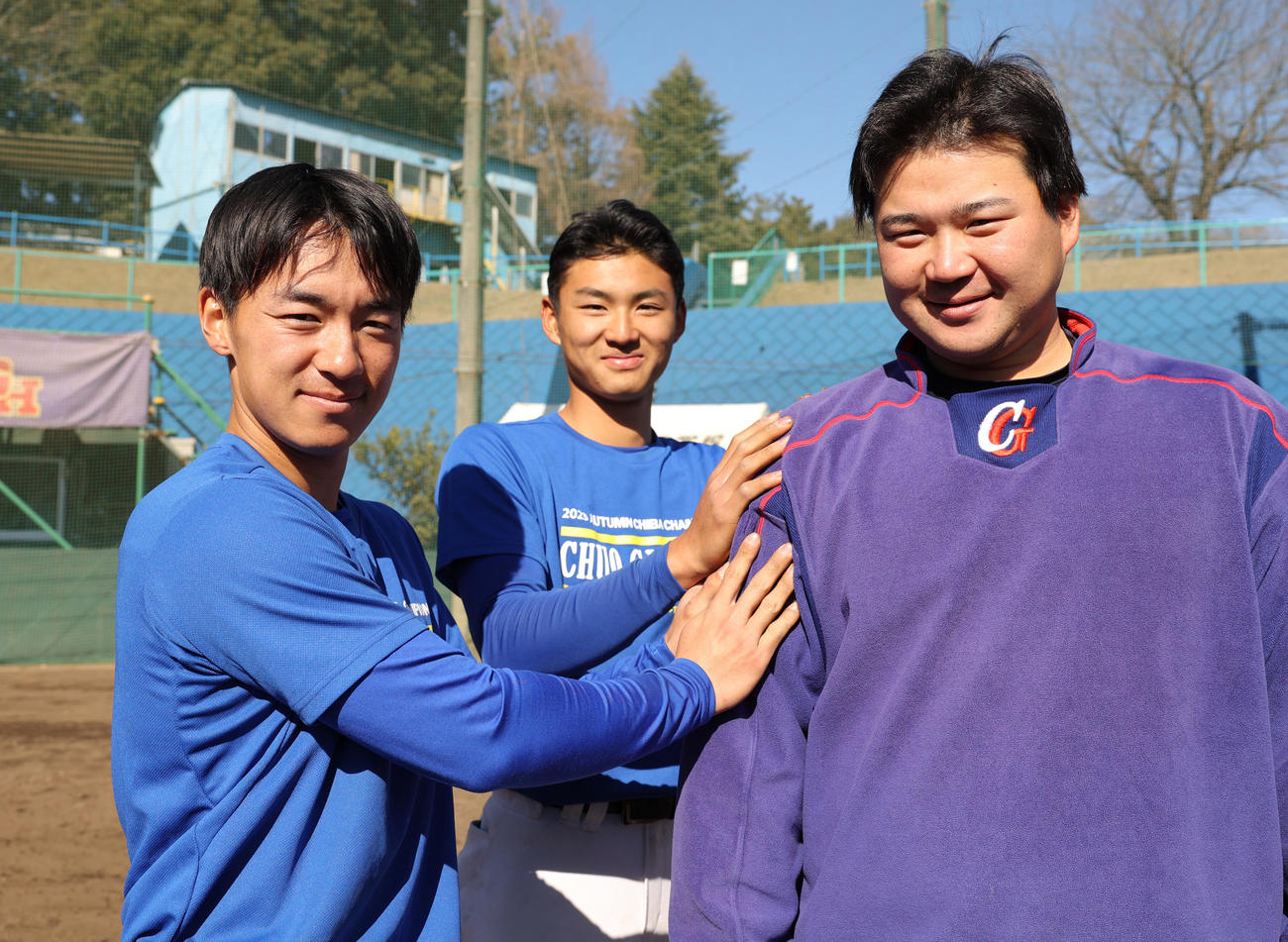 センバツへ向け意気込む中央学院の、左から中村、颯佐、塚越コーチ（撮影・青山麻美）
