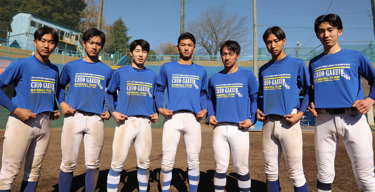 チームで製作した中央学院・塚越コーチのTシャツを着用する、左から稲垣、佐藤、馬嶋、颯佐、中村、永田、小林（撮影・青山麻美）