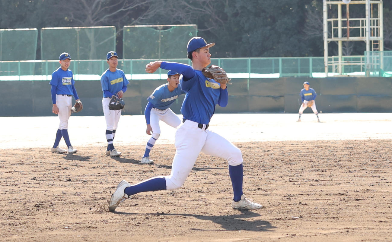 三塁でノックを受ける中央学院・蔵並（撮影・青山麻美）