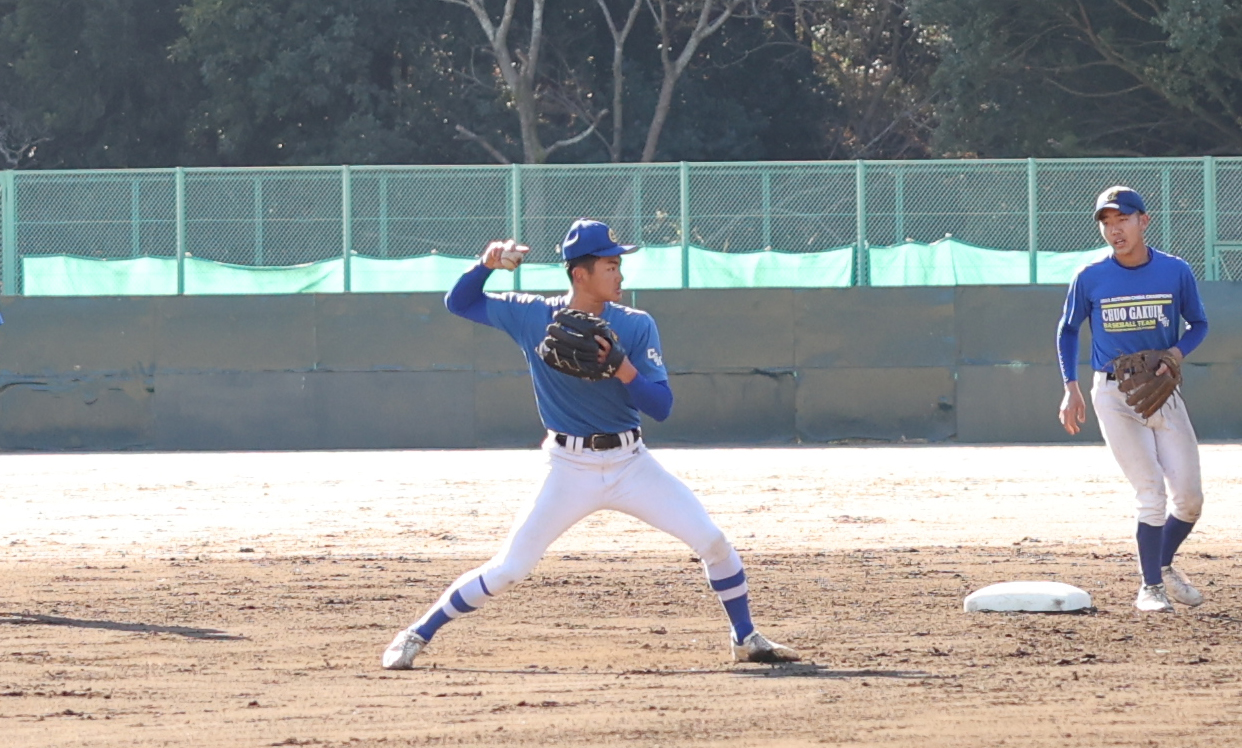 ノックを受ける中央学院・颯佐（撮影・青山麻美）