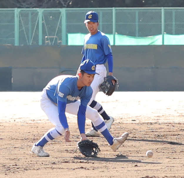 ノックを受ける中央学院・颯佐（撮影・青山麻美）