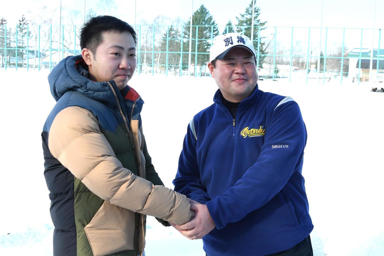 島影監督と握手する大坂さん（左）（撮影・石井翔太）