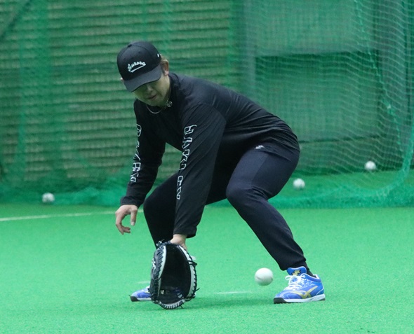 室内で守備練習に励む日本ハム清水（撮影・永野高輔）