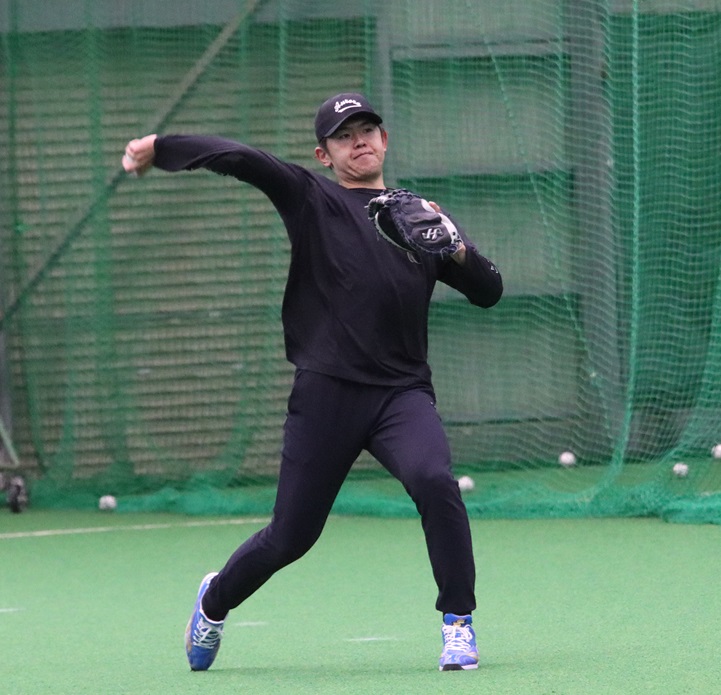 室内でキャッチボールする日本ハム清水（撮影・永野高輔）
