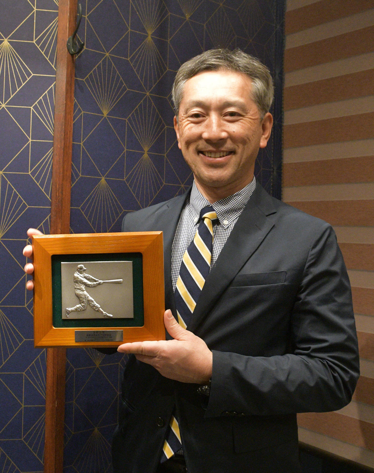 東京運動記者クラブ・アマチュア野球分科会で表彰される慶応・森林監督