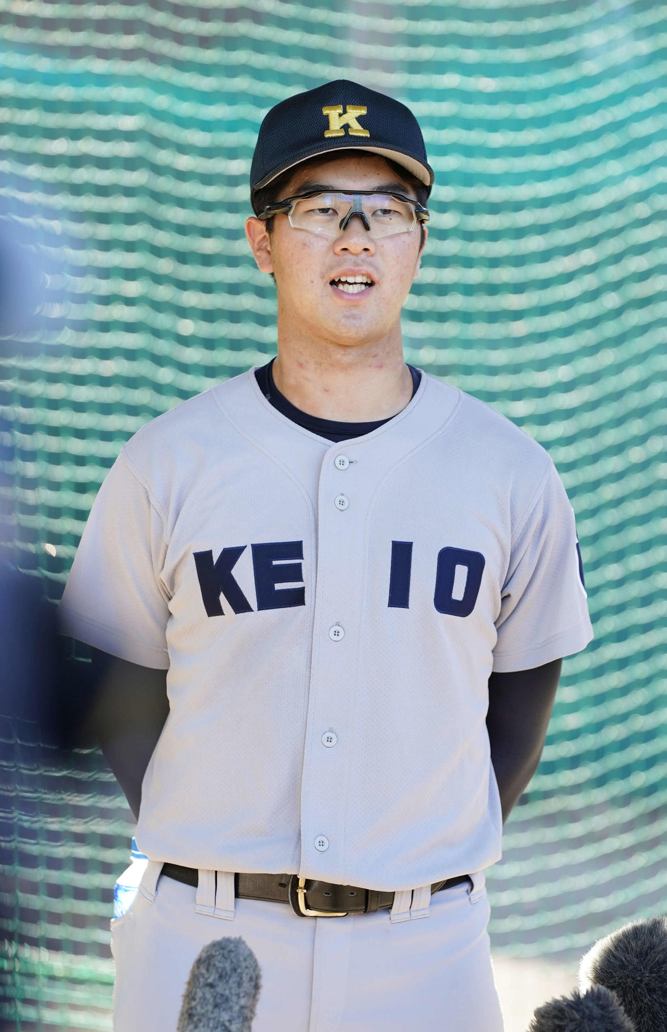全国高校野球選手権大会で107年ぶりに優勝し地元凱旋後の囲み取材に臨む慶応・延末（2023年8月25日撮影）