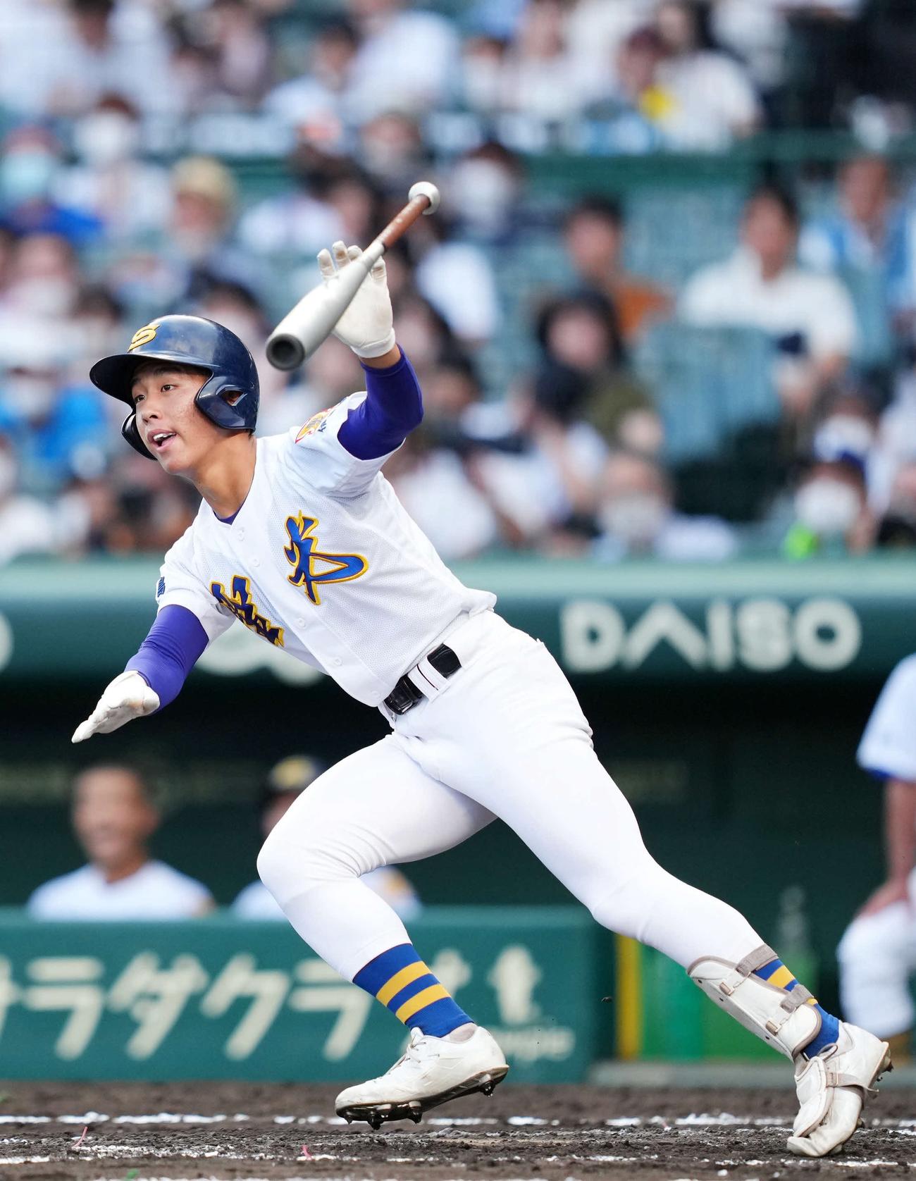 22年8月、九州学院戦で二塁打を放つ三好元