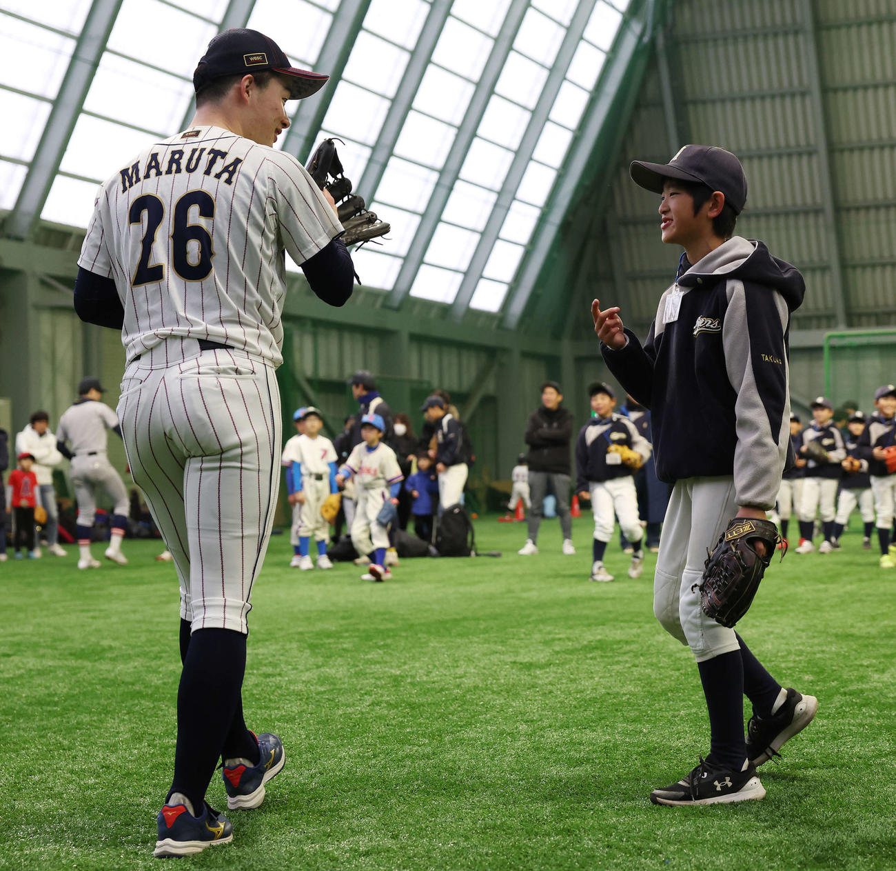 「野球で遊ぼう2024」で子どもと笑顔で話す慶応・丸田（撮影・宮地輝）