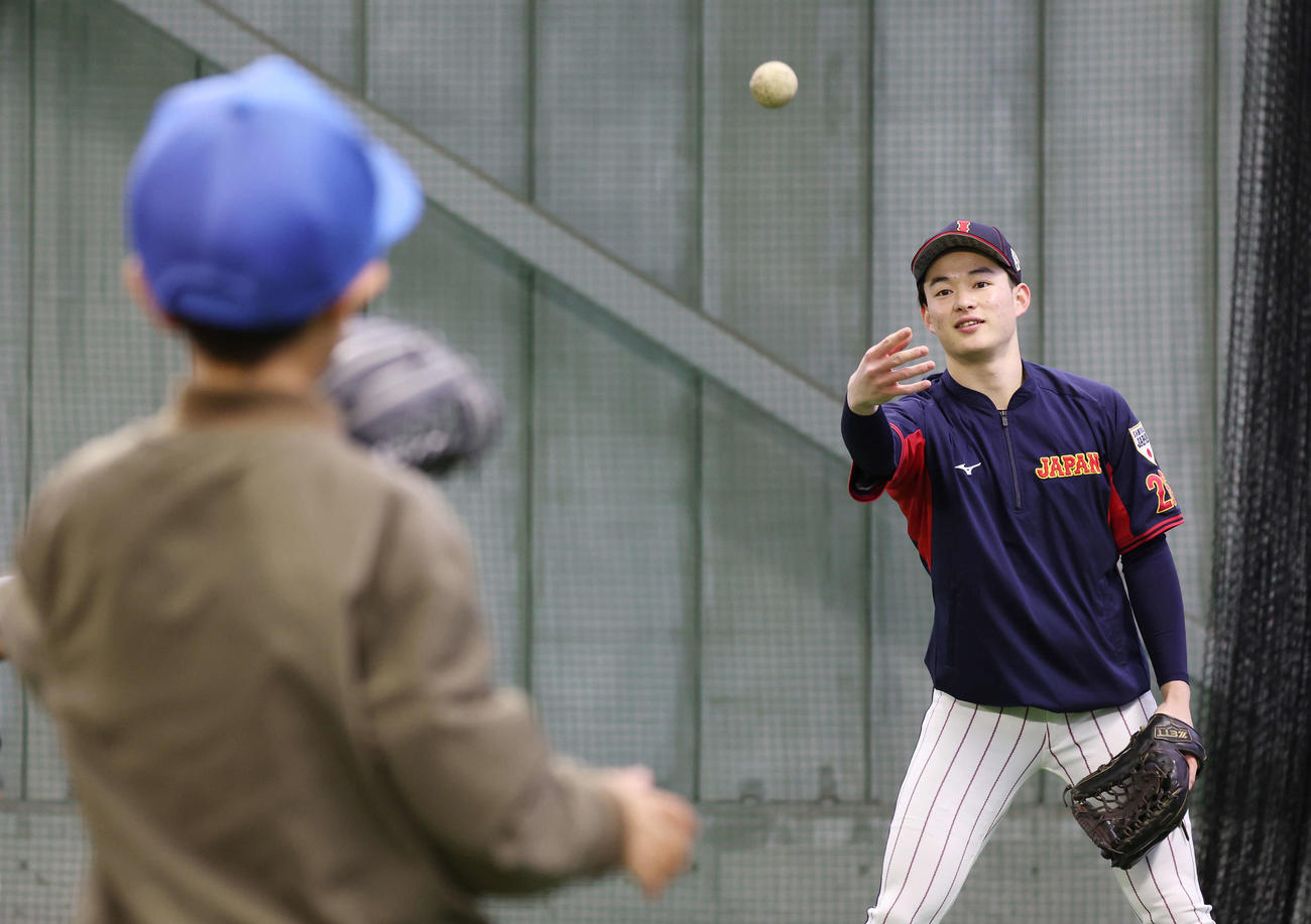 「野球で遊ぼう2024」で子どもたちとキャッチボールをする慶応・丸田（撮影・宮地輝）