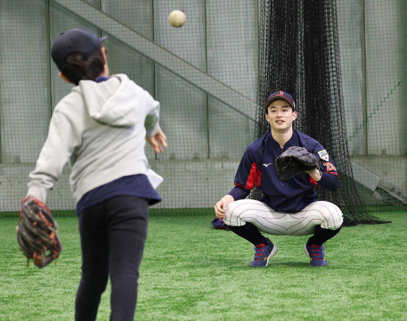 「野球で遊ぼう2024」で子どもたちとキャッチボールをする慶応・丸田（撮影・宮地輝）