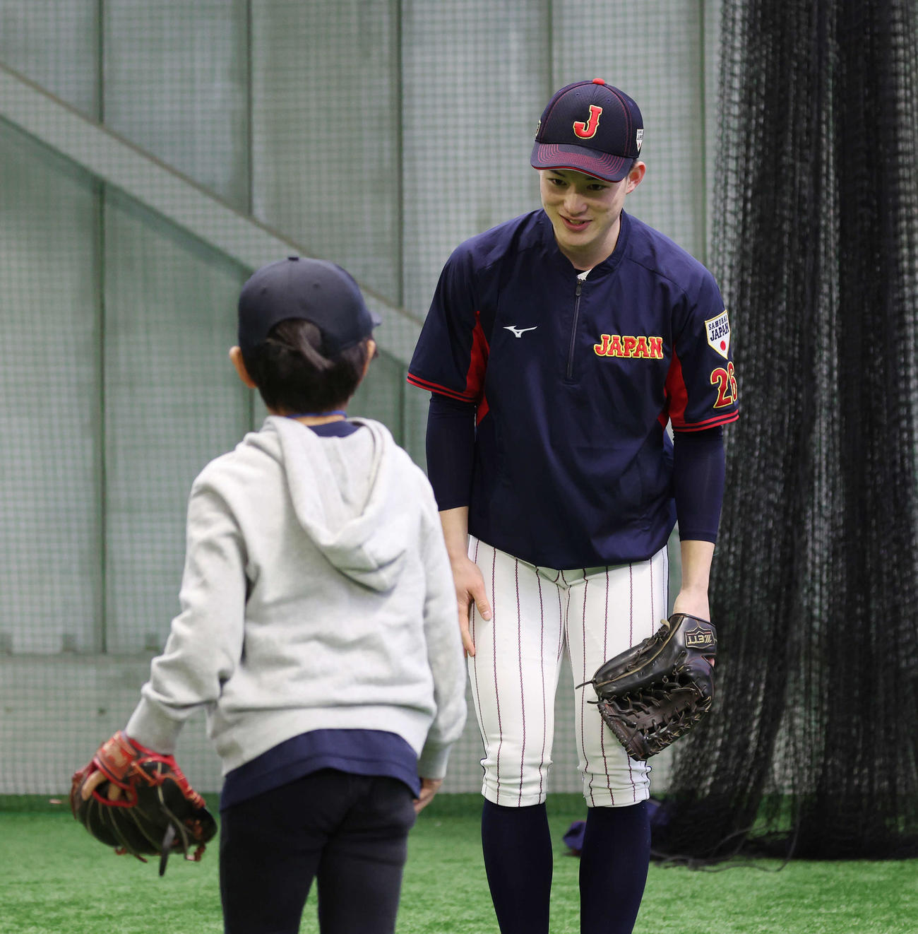 「野球で遊ぼう2024」でキャッチボールを終え、子どもとあいさつする慶応・丸田（撮影・宮地輝）