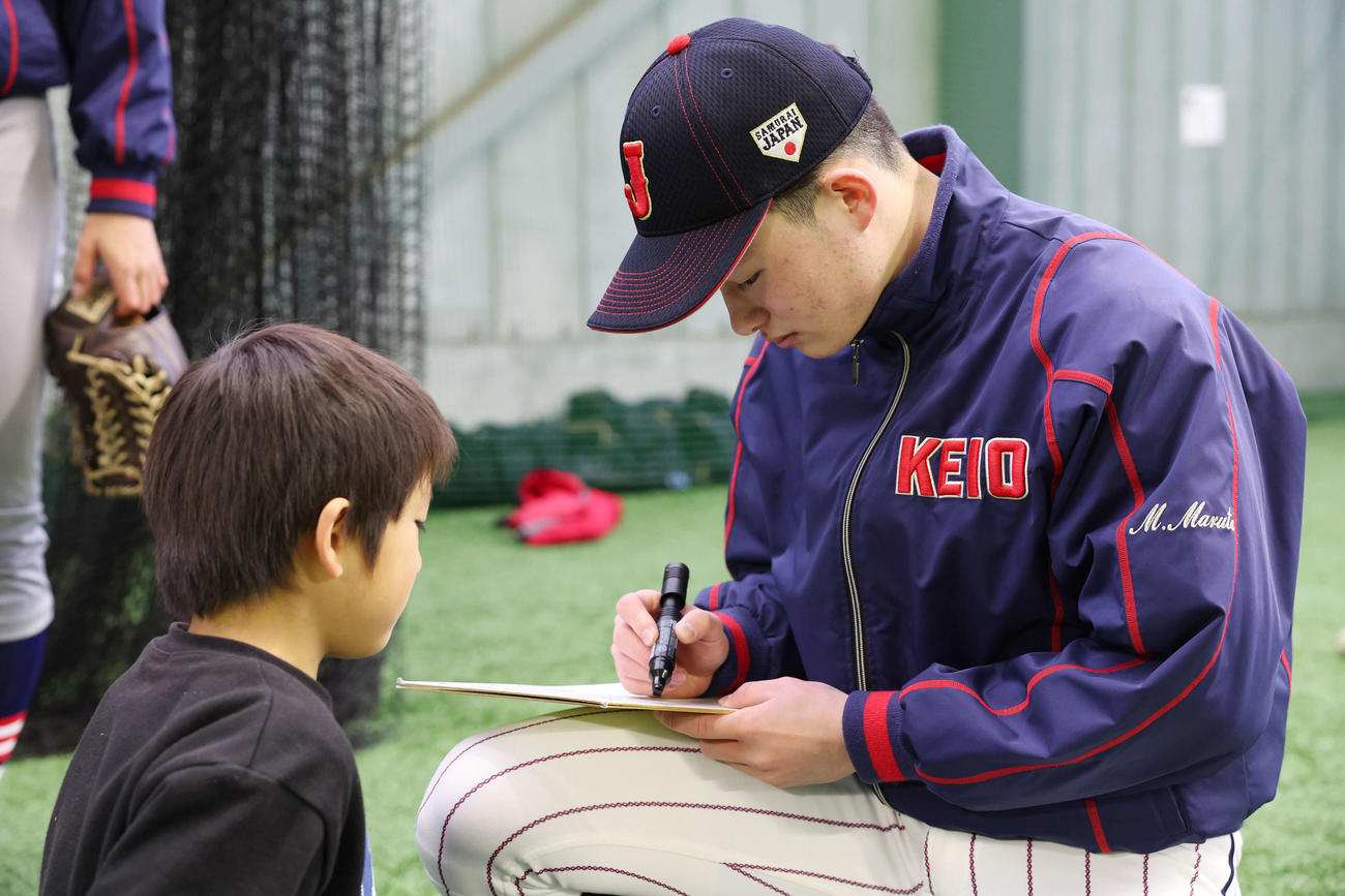 「野球で遊ぼう2024」で子どもからのサインのリクエストに応える慶応・丸田（撮影・宮地輝）