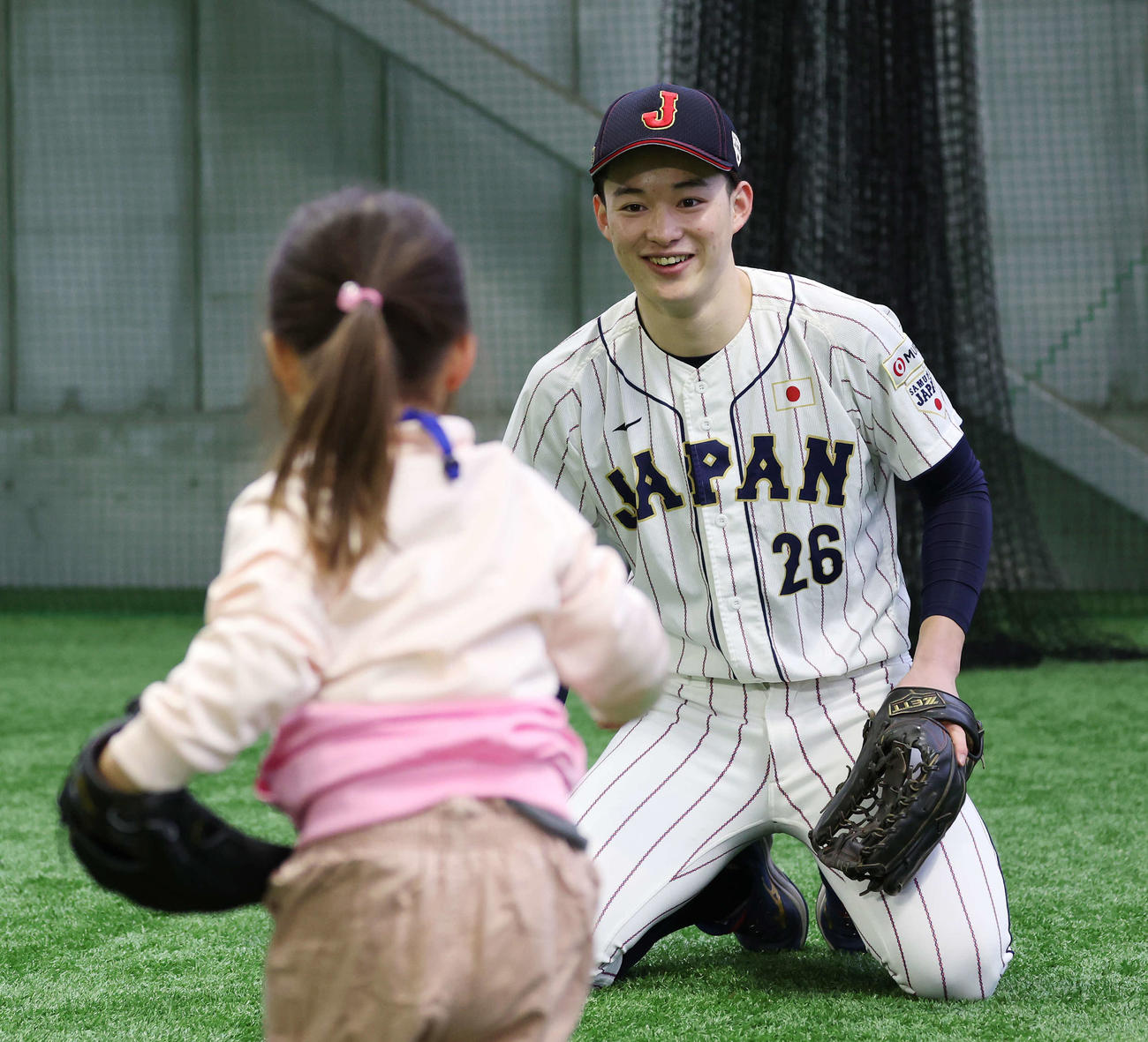 「野球で遊ぼう2024」で侍ジャパンU18のユニホームを着て、子どもたちと笑顔でキャッチボールをする慶応・丸田（撮影・宮地輝）