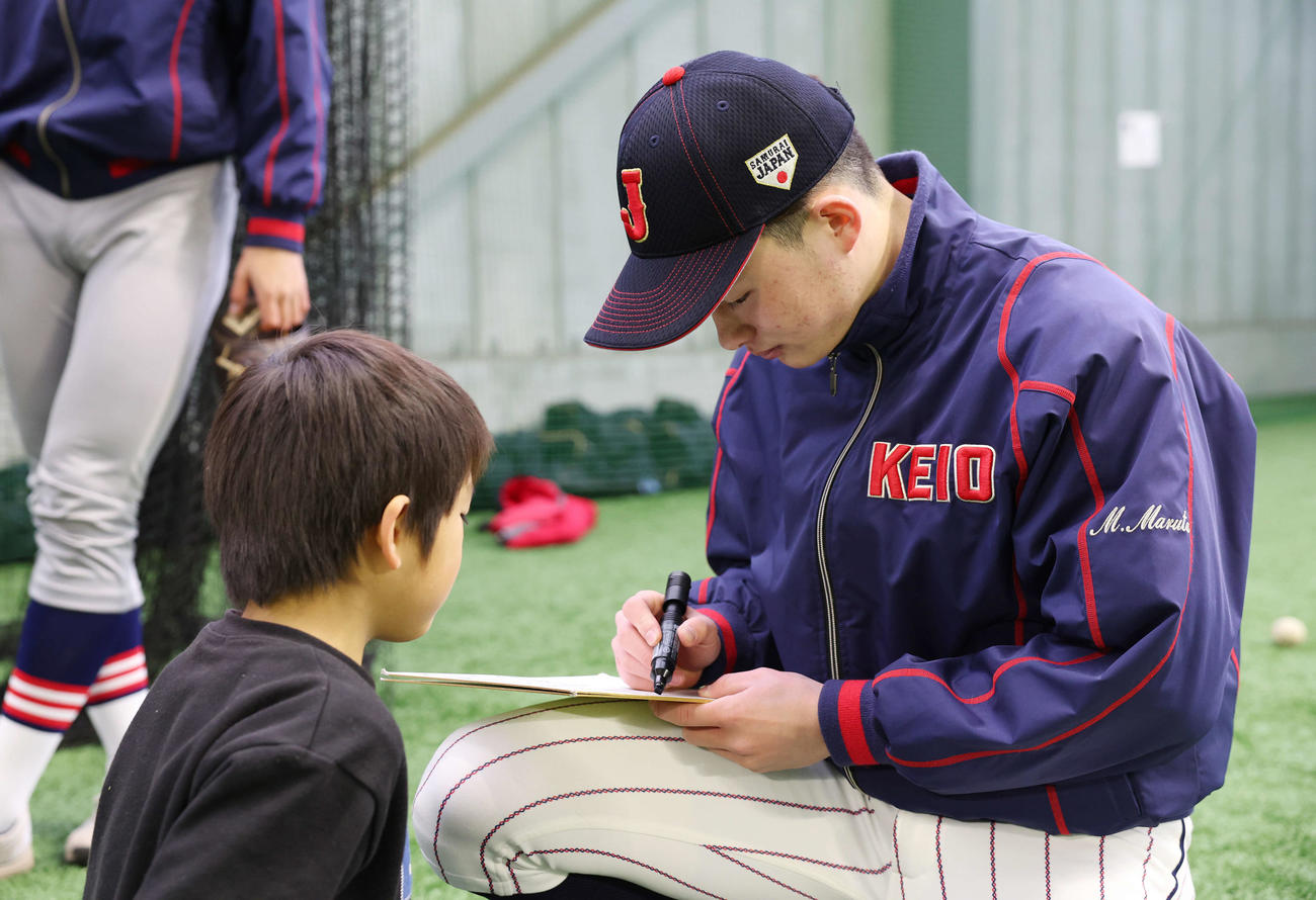 「野球で遊ぼう2024」で子どもからのサインのリクエストに応える慶応・丸田（撮影・宮地輝）