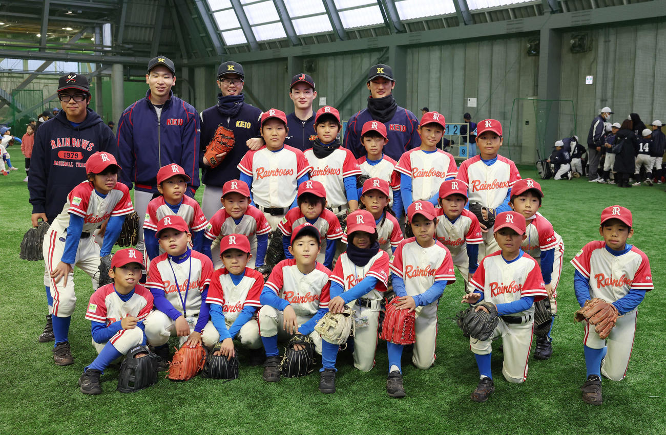 「野球で遊ぼう2024」で少年野球チームの子どもたちと笑顔で記念撮影する慶応の選手たち、左から渡辺千、延末、丸田、八木（撮影・宮地輝）