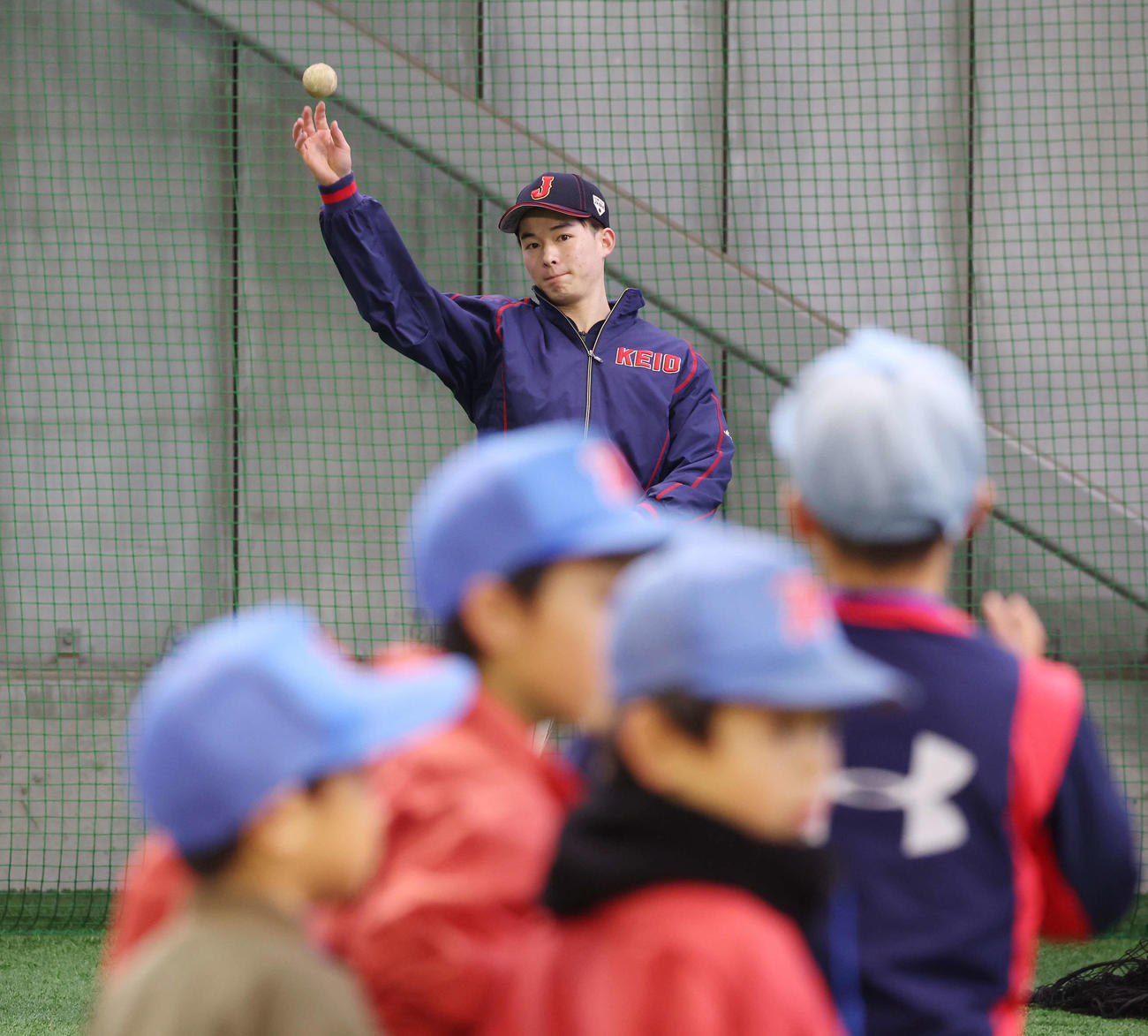 「野球で遊ぼう2024」で列ができる中、子どもたちとキャッチボールをする慶応・丸田（撮影・宮地輝）