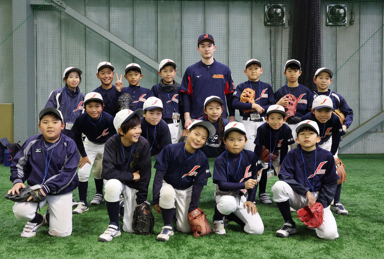 「野球で遊ぼう2024」で少年野球チームの子どもたちと記念撮影する慶応・丸田（撮影・宮地輝）