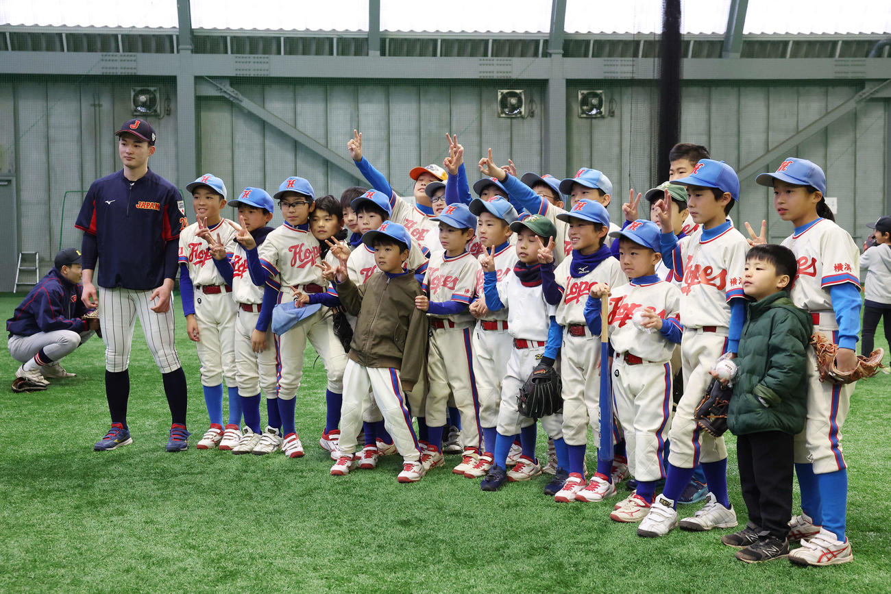 「野球で遊ぼう2024」で少年野球チームの子どもたちと記念撮影する慶応・丸田（撮影・宮地輝）