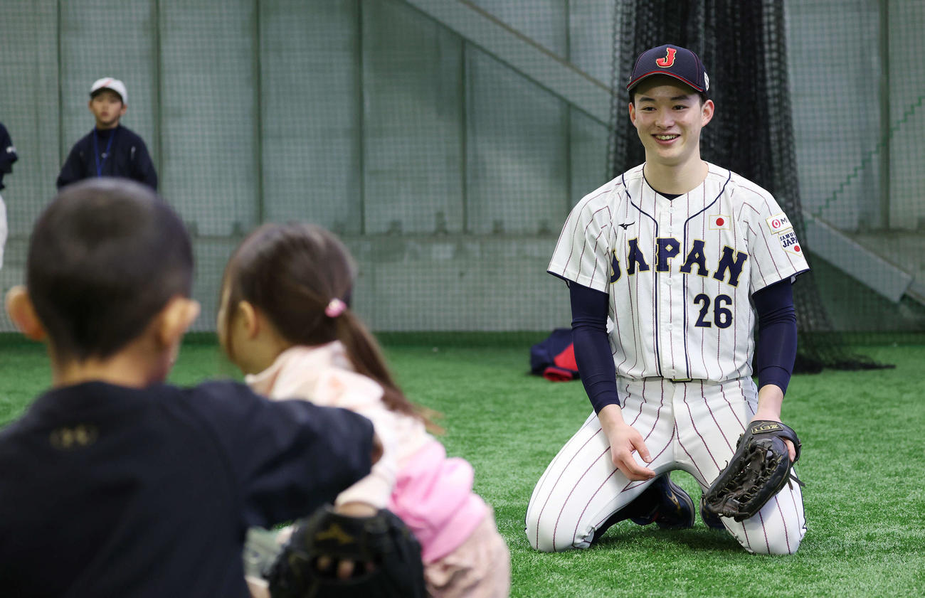 「野球で遊ぼう2024」で侍ジャパンU18のユニホームを着て、子どもたちと笑顔でキャッチボールをする慶応・丸田（撮影・宮地輝）
