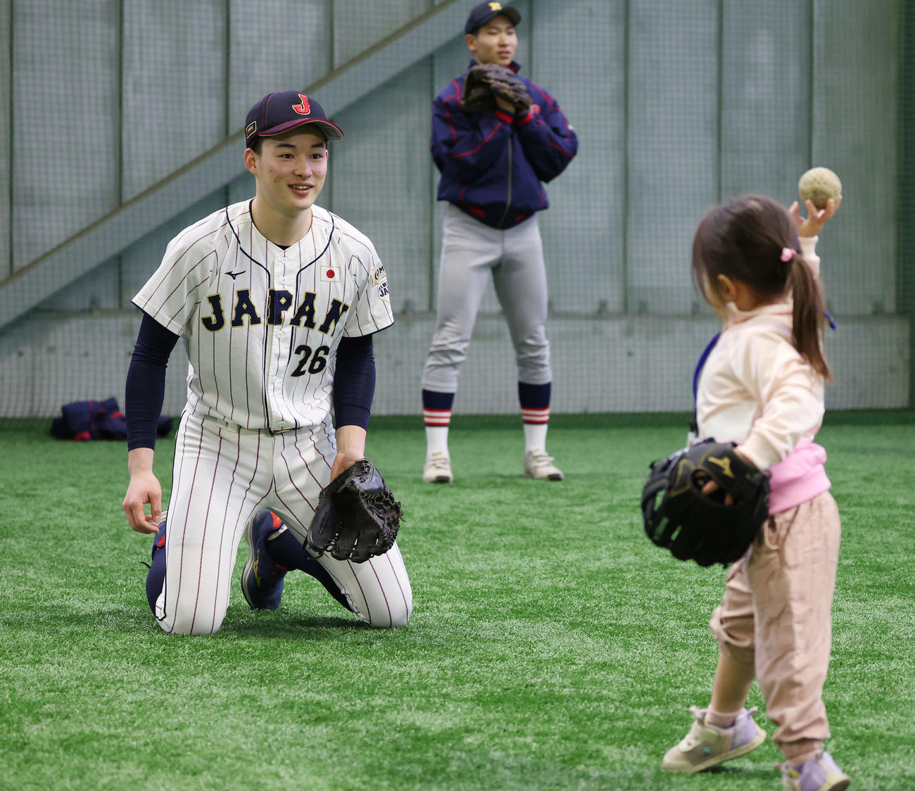 「野球で遊ぼう2024」で侍ジャパンU18のユニホームを着て、子どもたちと笑顔でキャッチボールをする慶応・丸田（撮影・宮地輝）