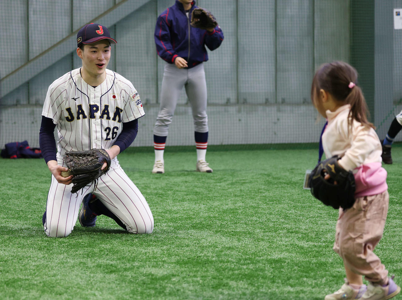 「野球で遊ぼう2024」で侍ジャパンU18のユニホームを着て、子どもたちと笑顔でキャッチボールをする慶応・丸田（撮影・宮地輝）