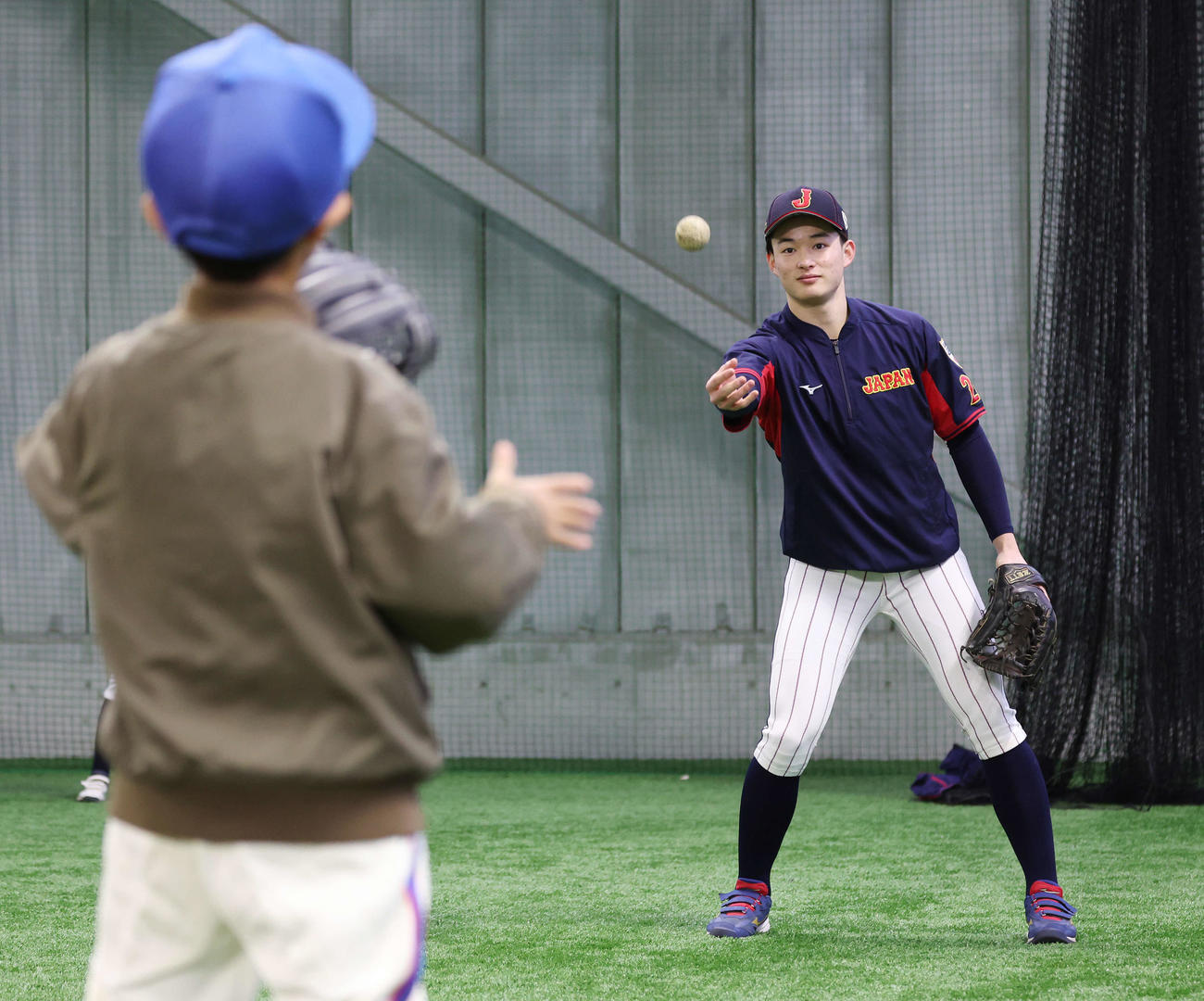 「野球で遊ぼう2024」で子どもたちとキャッチボールをする慶応・丸田（撮影・宮地輝）