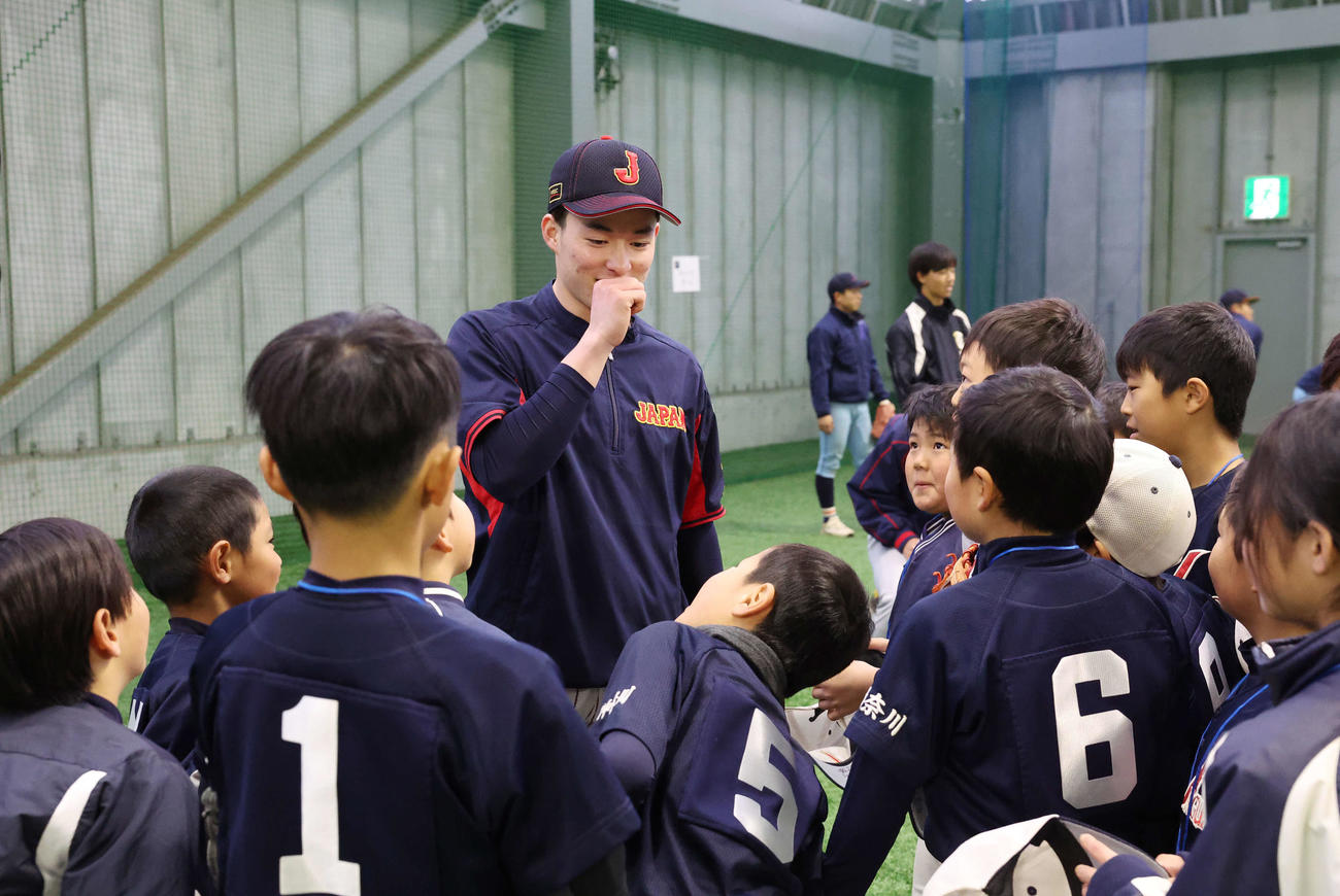 「野球で遊ぼう2024」で子どもたちと笑顔で話す慶応・丸田（撮影・宮地輝）