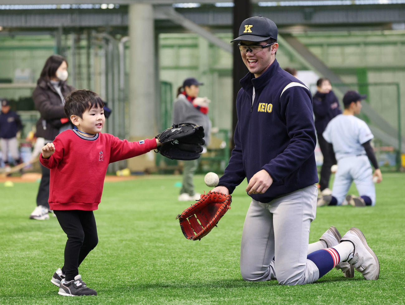 「野球で遊ぼう2024」で子どもと笑顔で野球をする慶応・延末（撮影・宮地輝）