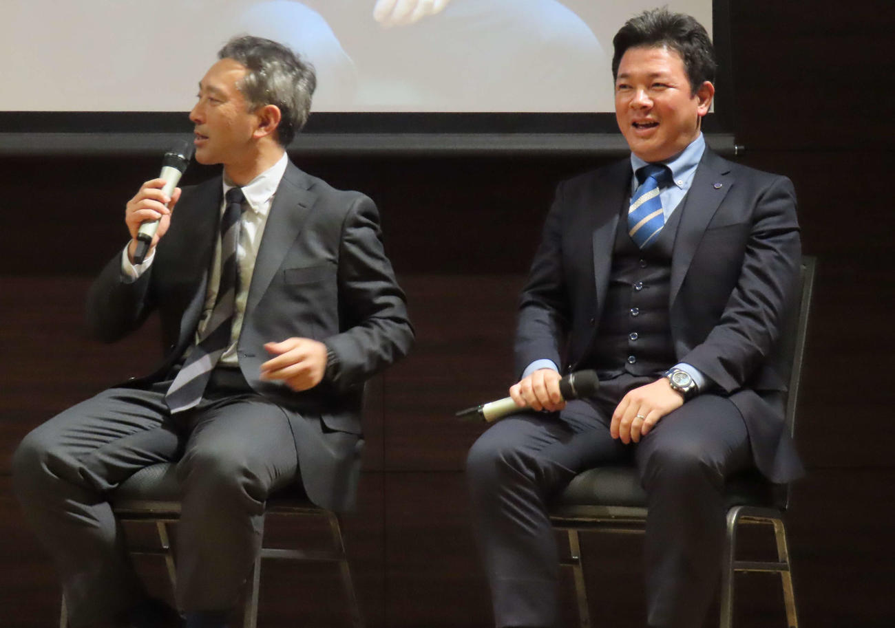 都内で行われた一般社団法人キャリアスポンサーシップ協会主催の「自発性を育む指導と学生アスリートのキャリア支援」イベントに登壇する（左から）慶応・森林監督と仙台育英・須江監督（撮影・佐瀬百合子）