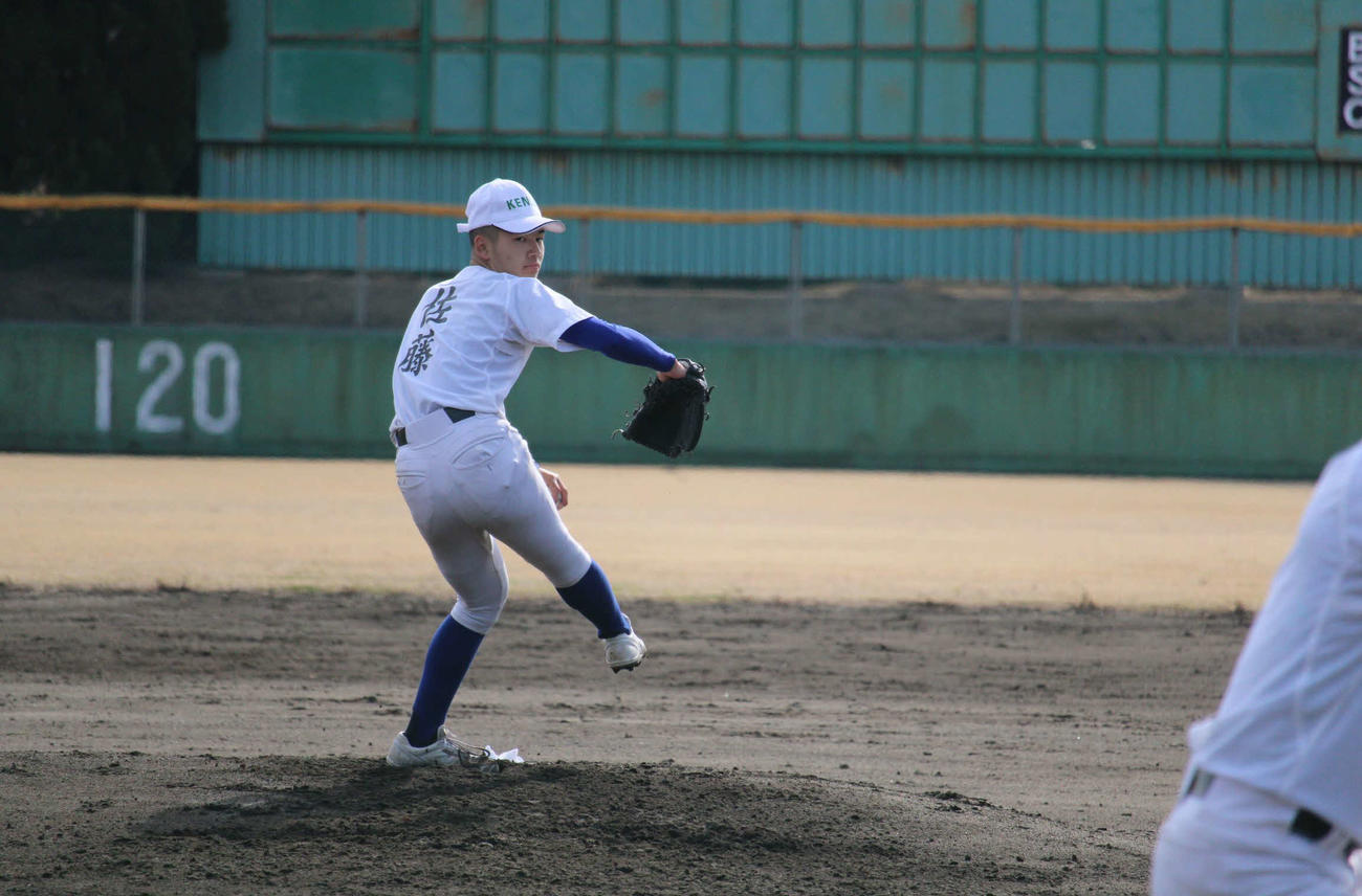 高崎健康福祉大高崎の最速145キロ左腕、佐藤龍月投手（撮影・金子真仁）