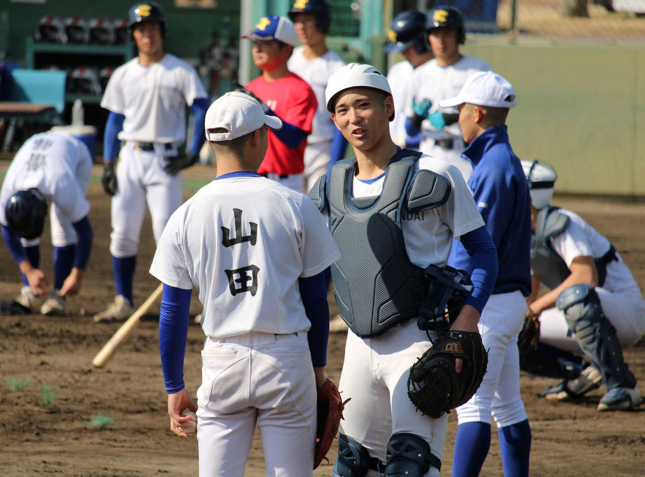 投手との守備練習を振り返る高崎健康福祉大高崎・金井俐樹捕手（撮影・金子真仁）