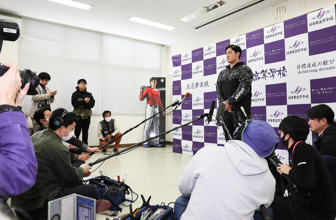 スタンフォード大への進学が決まった花巻東・佐々木麟は大谷の看板が置かれた部屋で取材を受ける（撮影・足立雅史）