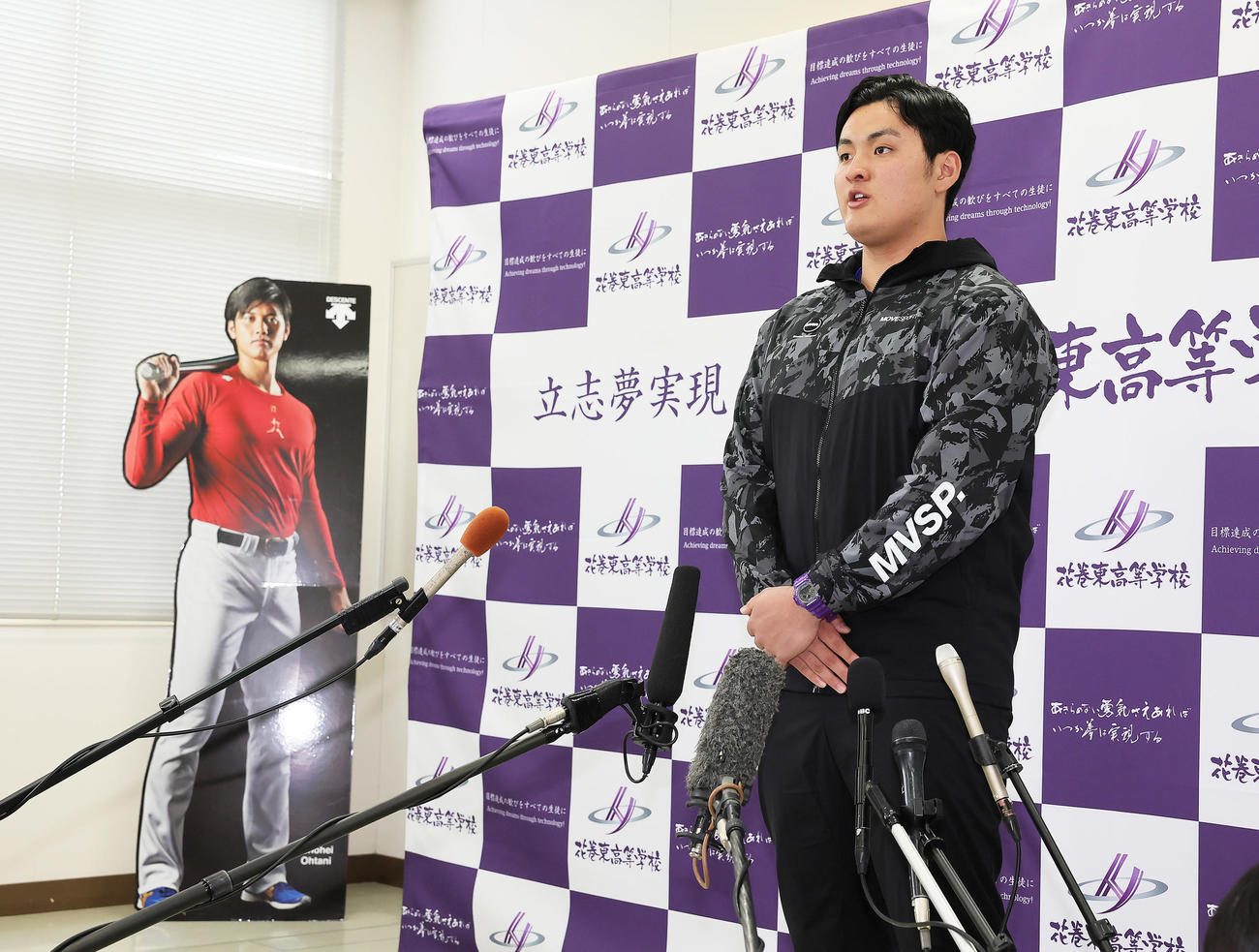 スタンフォード大への進学が決まった花巻東・佐々木麟は大谷の看板が置かれた部屋で取材を受ける（撮影・足立雅史）