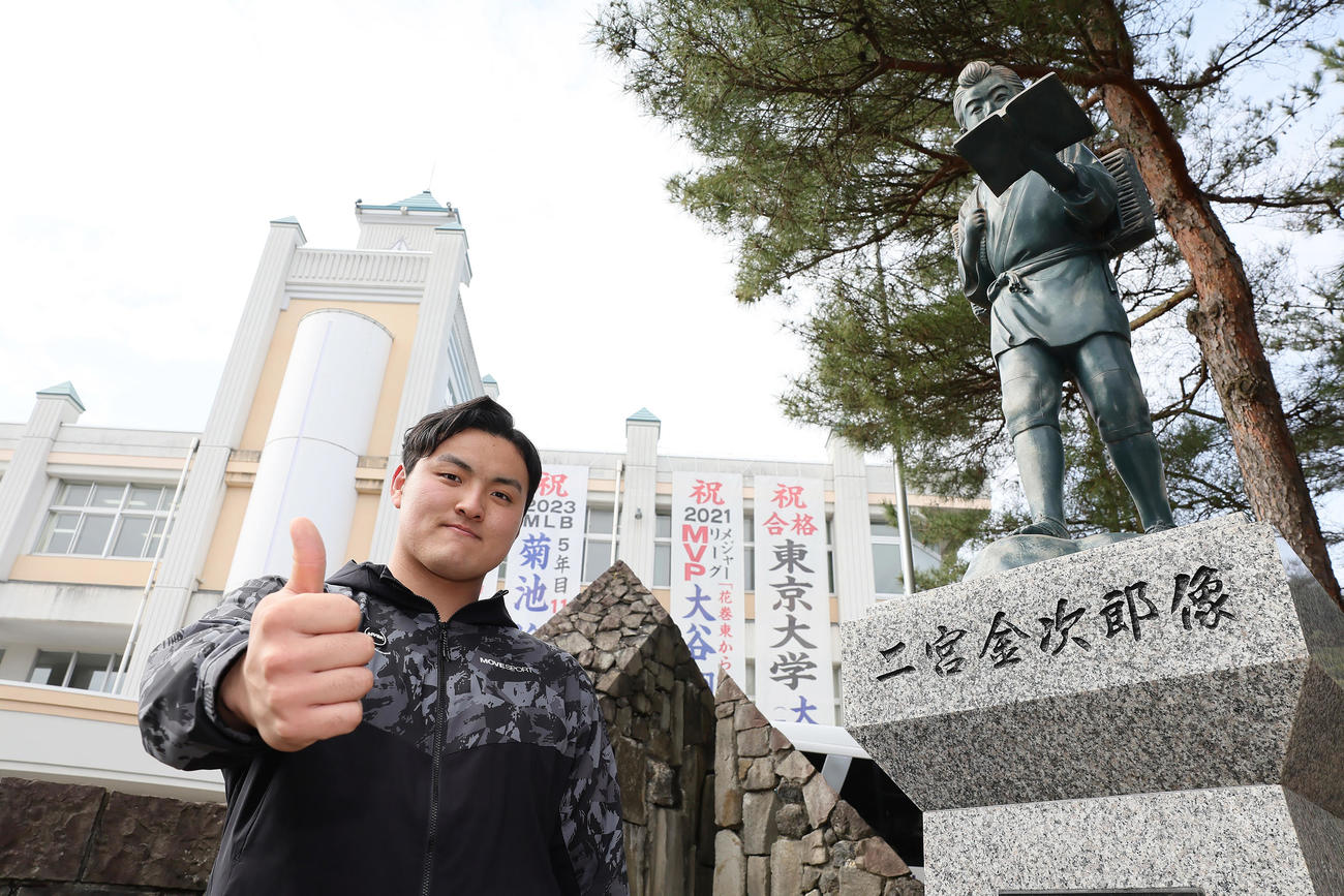 米スタンフォード大への進学が決まり取材に応じた花巻東・佐々木麟は同校の二宮金次郎像の前でポーズを決める（撮影・足立雅史）
