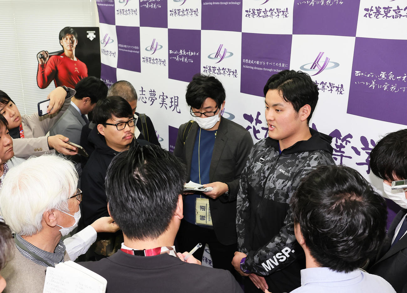 スタンフォード大への進学が決まった花巻東・佐々木麟は大谷の看板が置かれた部屋で取材を受ける（撮影・足立雅史）