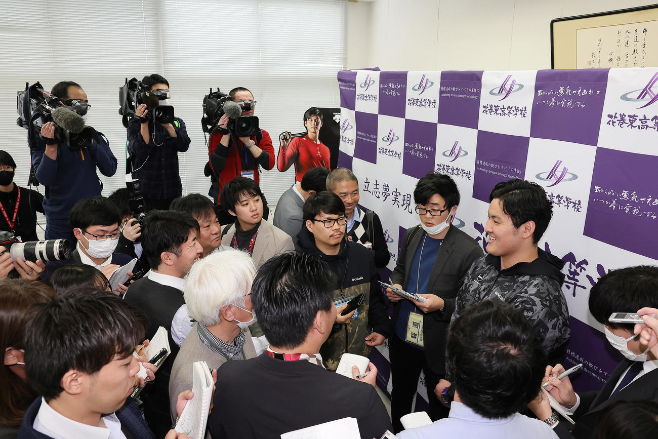米スタンフォード大への進学が決まった花巻東・佐々木麟は大谷の看板が置かれた部屋で取材に応じる（撮影・足立雅史）