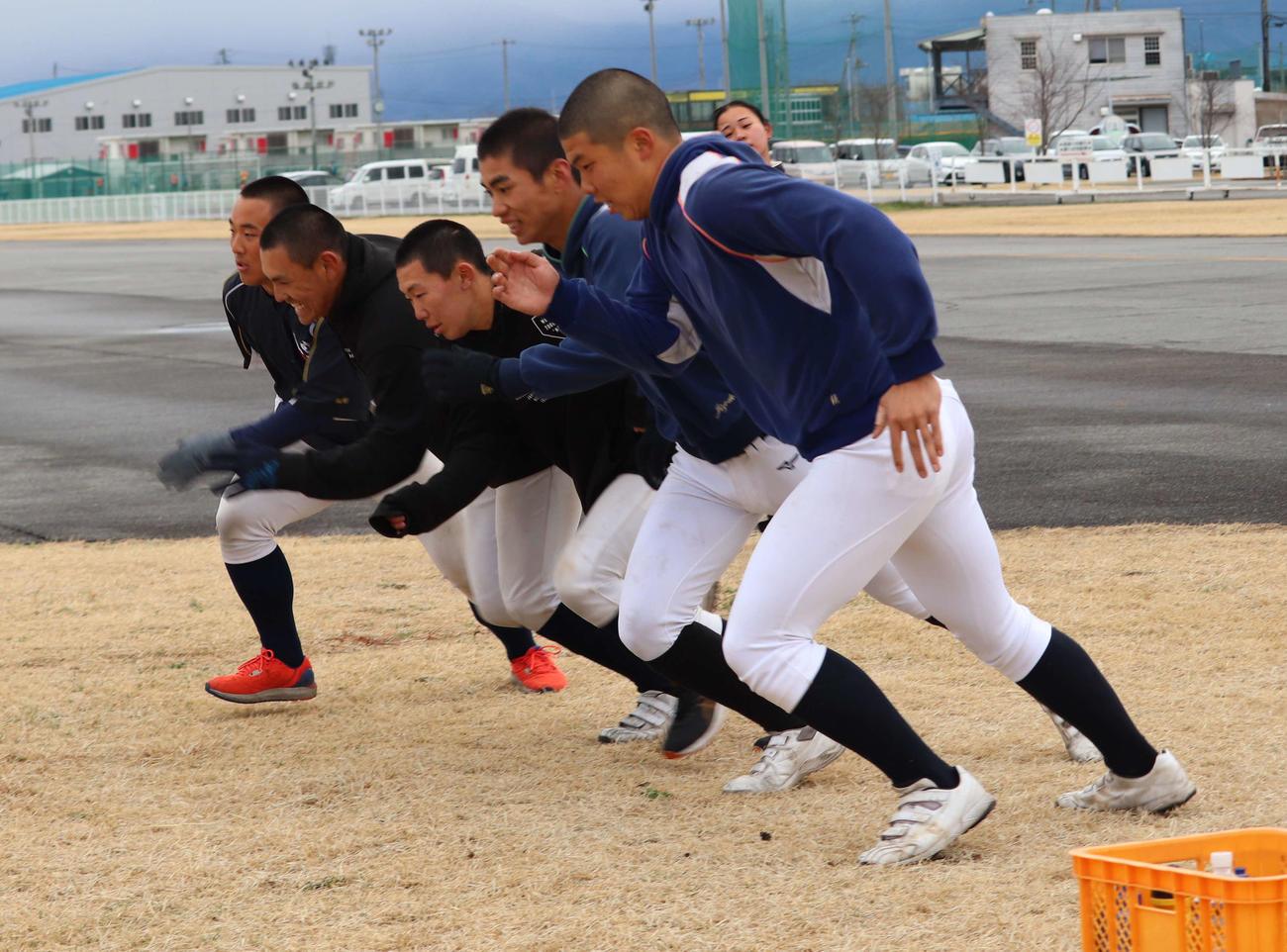 日本航空山梨キャンパス内でトレーニングランを行う日本航空石川の部員たち（撮影・佐瀬百合子）