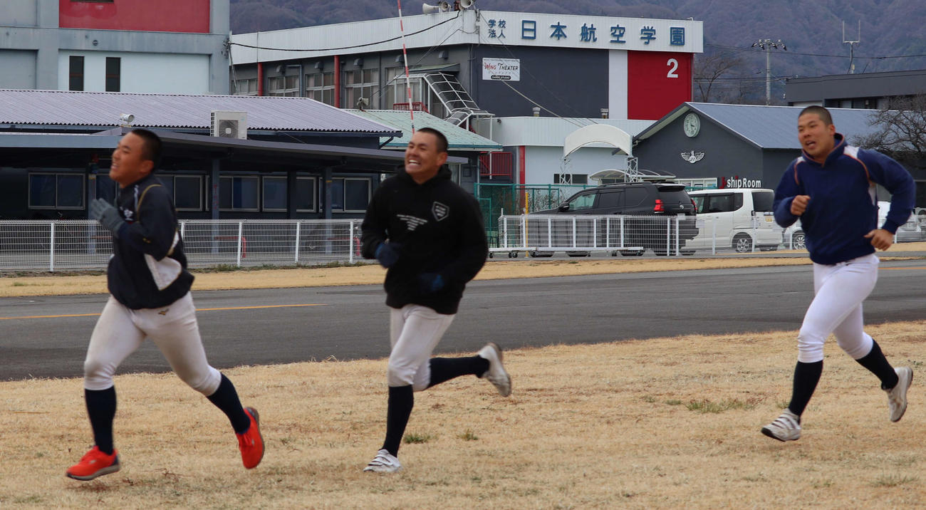 日本航空山梨キャンパス内でトレーニングランを行う日本航空石川の部員たち（撮影・佐瀬百合子）