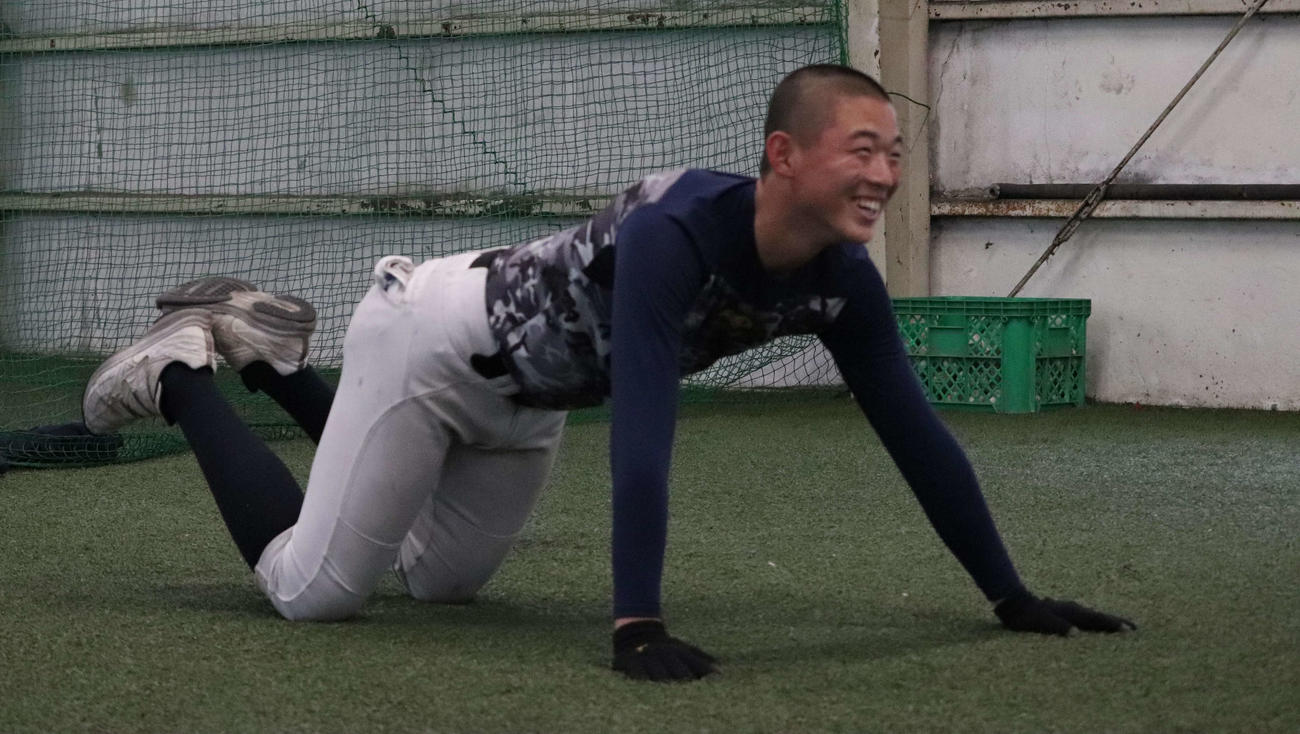 日本航空山梨キャンパス内の室内練習場でフィジカルトレーニングを笑顔で行う日本航空石川・猶明（撮影・佐瀬百合子）