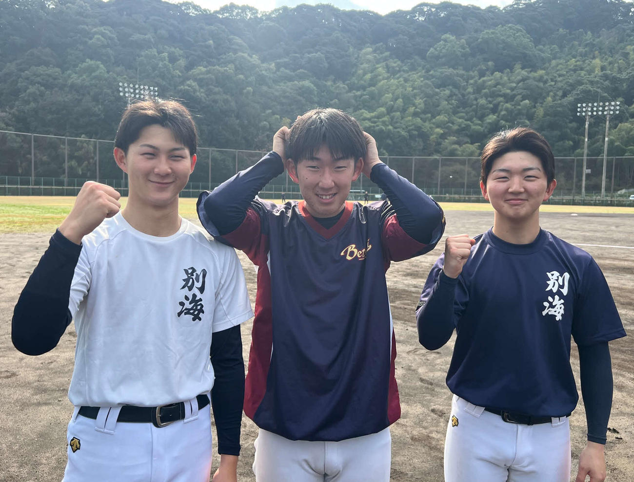 別海の鹿児島合宿を手伝った3年生OBたち。左から千田晃世、小野翔永、松田陽輝（撮影・金子真仁）